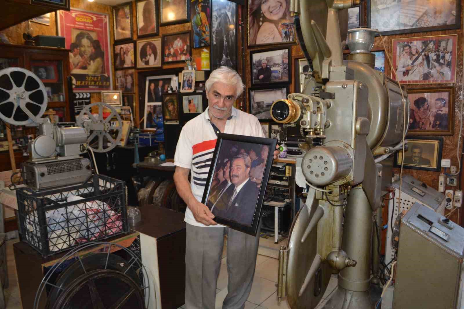 Adana’da Kadir İnanır anısına ücretsiz sinema gösterimi yapılıyor