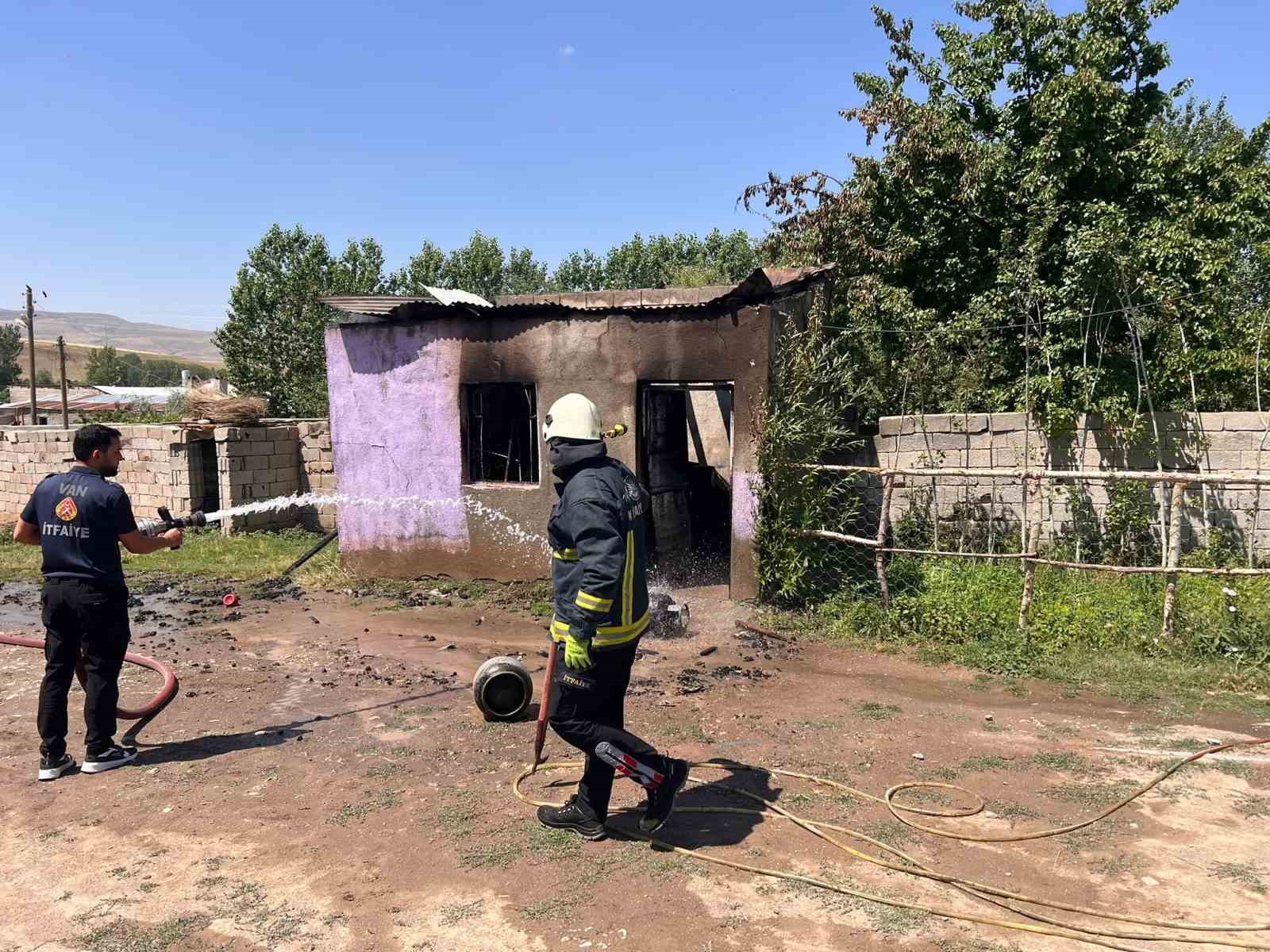 Van’ın Tuşba ilçesinde odunluk yangını