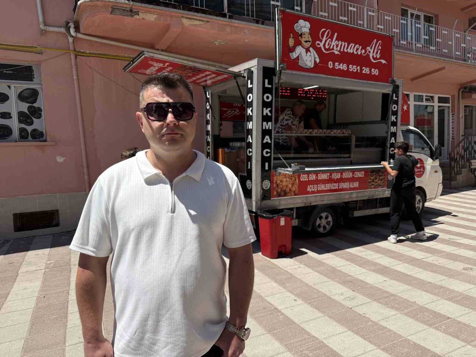 Boşanmasını lokma dağıtarak kutladı
