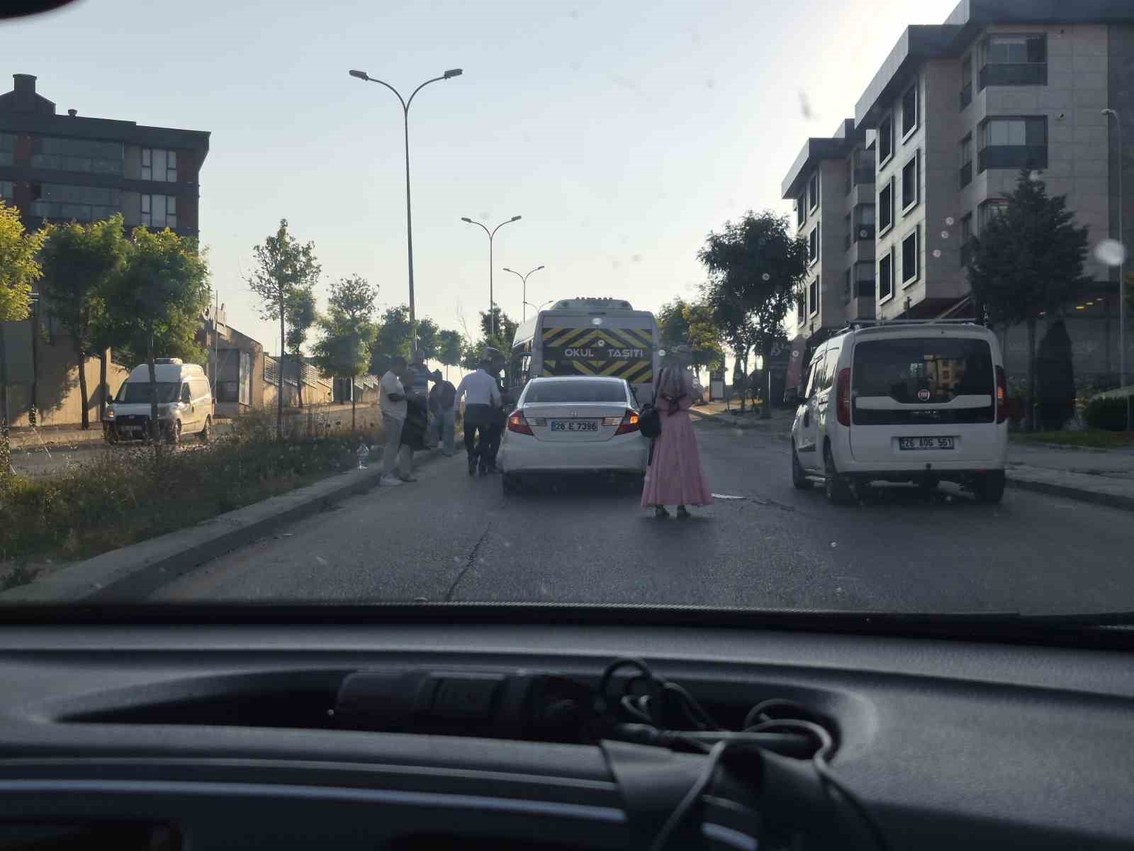 Eskişehir’de otomobilin servise çarptığı kazada maddi hasar oluştu