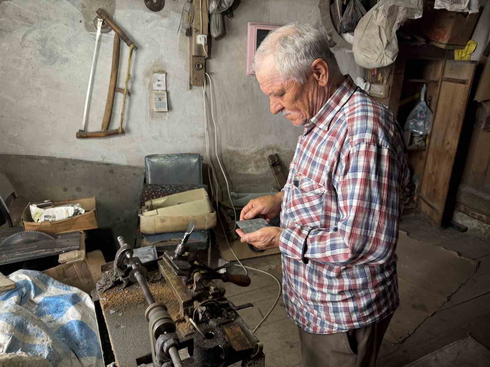 Bolu’da 50 yıldır manda boynuzundan tarak yapıyor