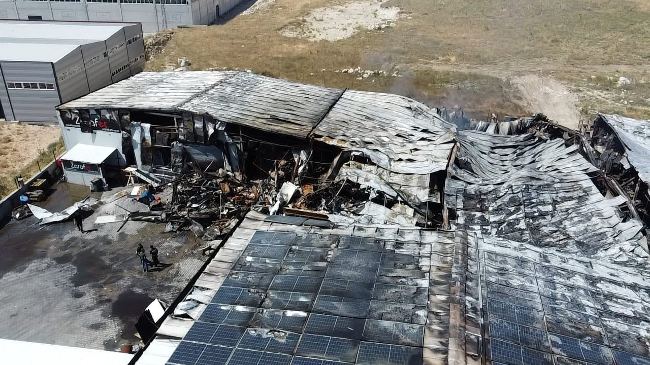 Sucuk fabrikası yangın sonrası enkaza döndü