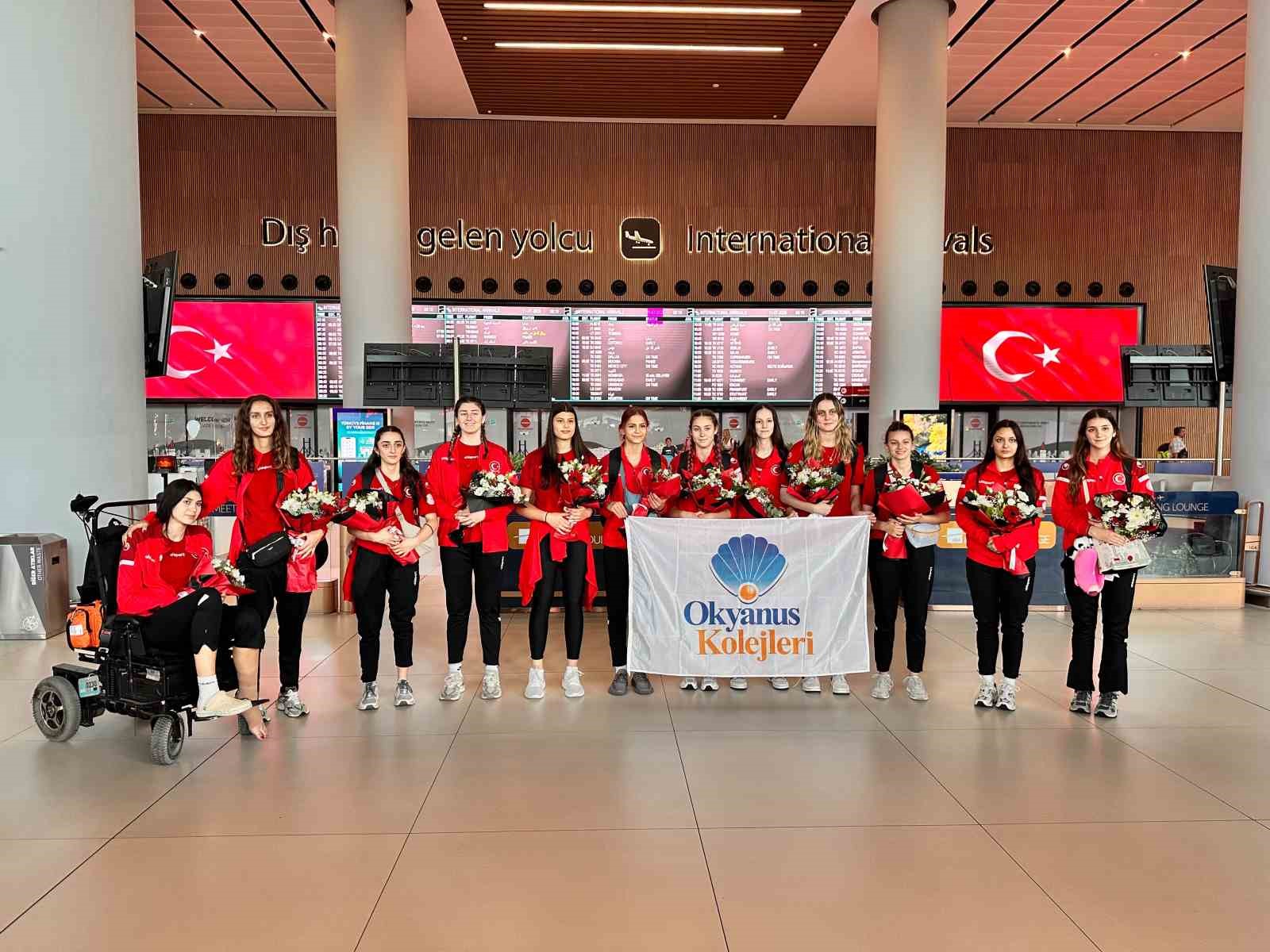 Okyanus Koleji Kız Voleybol Milli Takımı dünya ikincisi oldu