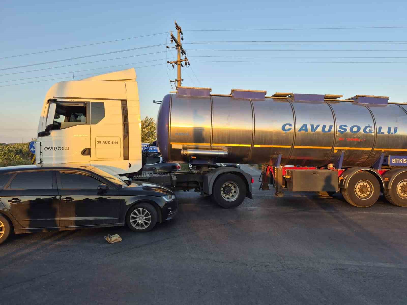 Ayvalık’ta kavşakta tır ile otomobil çarpıştı; 6 kişi hafif yaralandı
