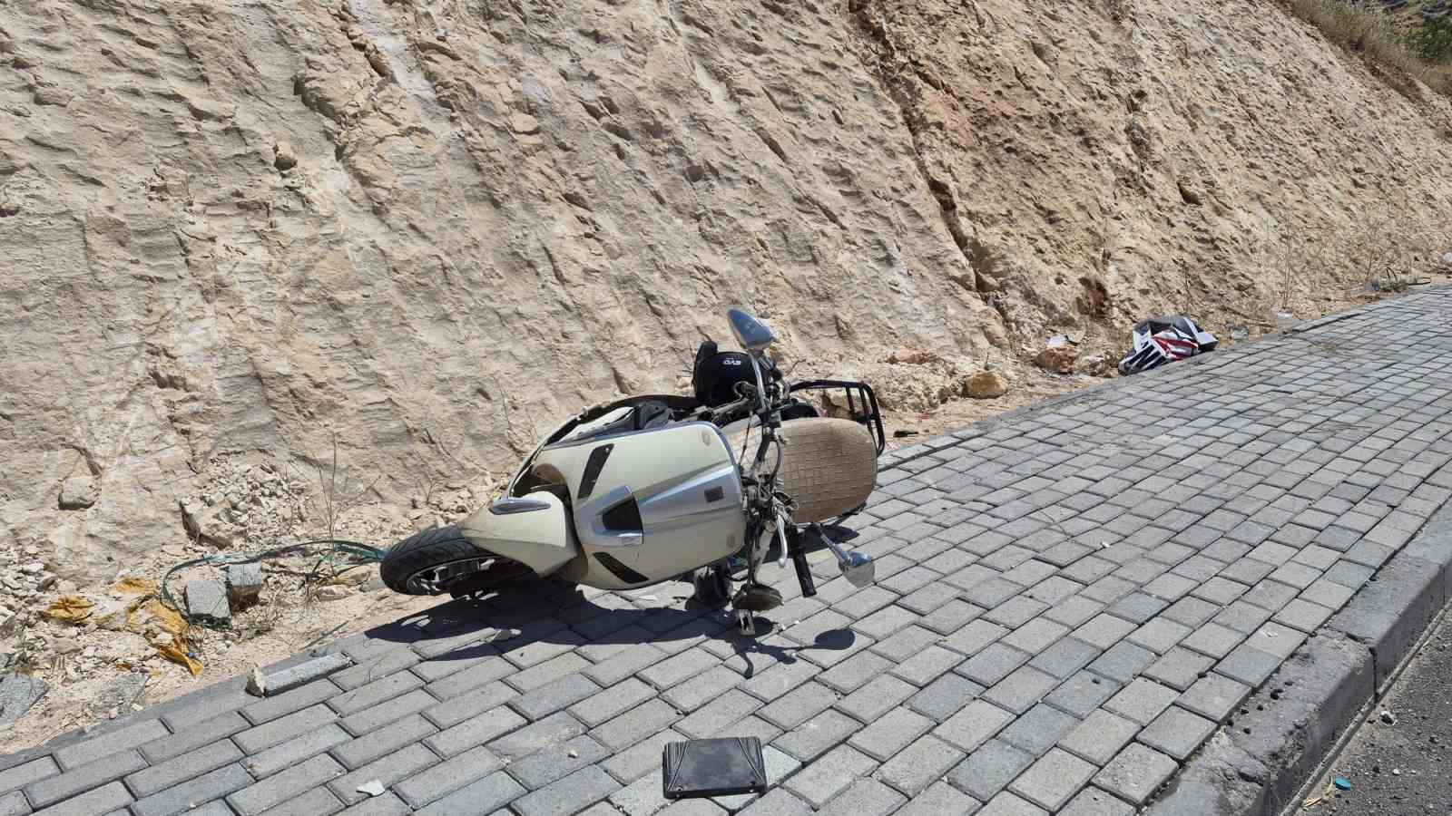 Kontrolden çıkan motosiklet devrildi: 1 yaralı