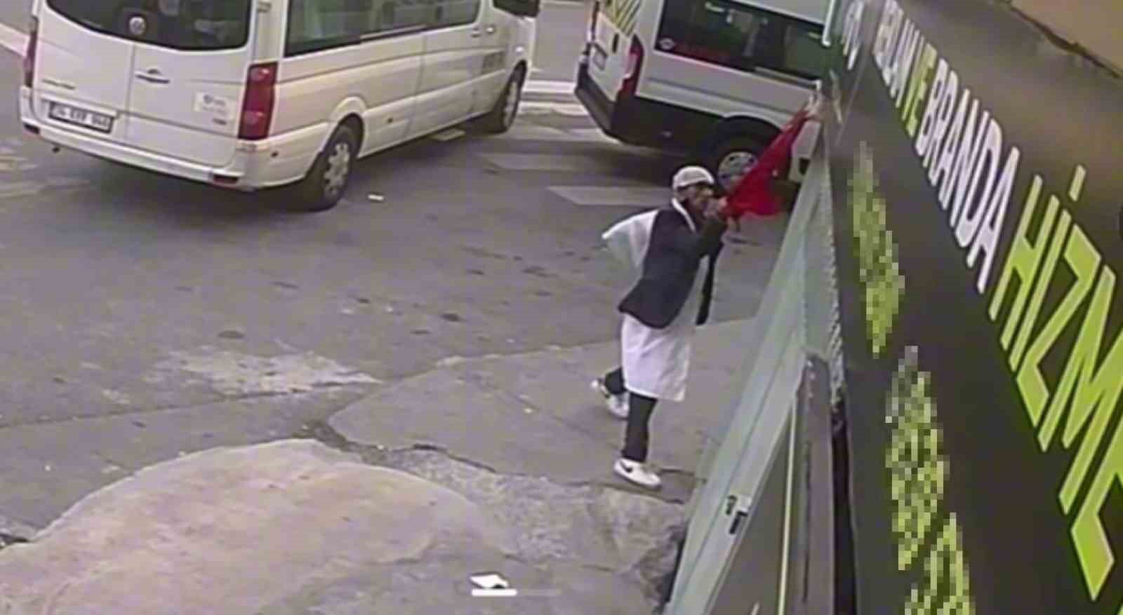 Kağıthane’de Türk bayrağını yere attı: 11 suç kaydı bulunan şüpheli yakalandı