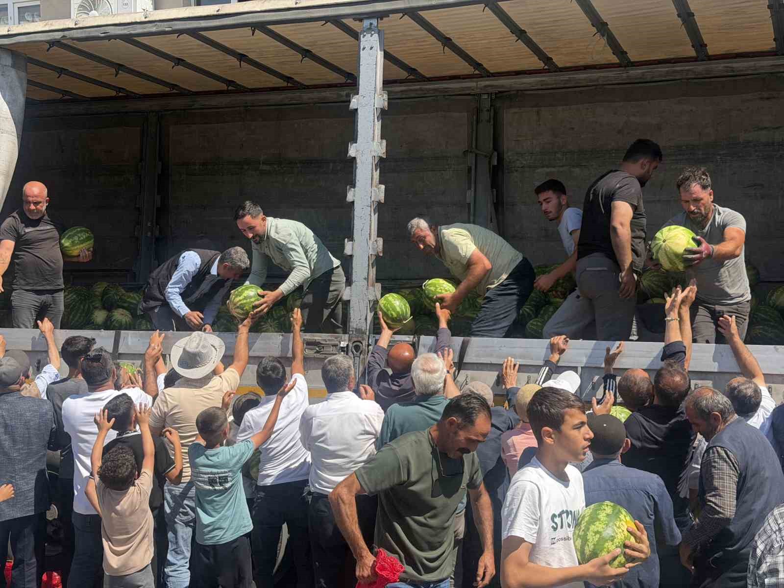 Hayırsever çiftçi 30 ton karpuzu ücretsiz dağıttı