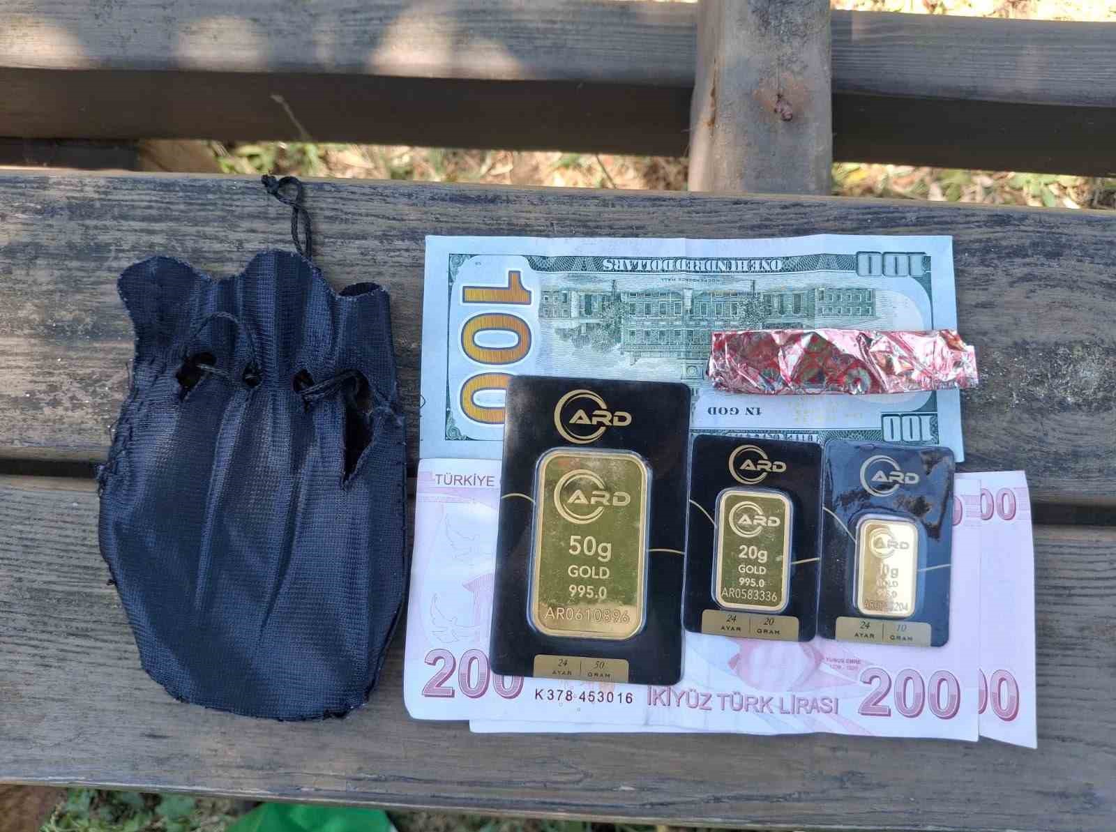 Beykoz Belediyesi personelinden örnek davranış: Plajda bulduğu altın dolu keseyi sahibine teslim etti