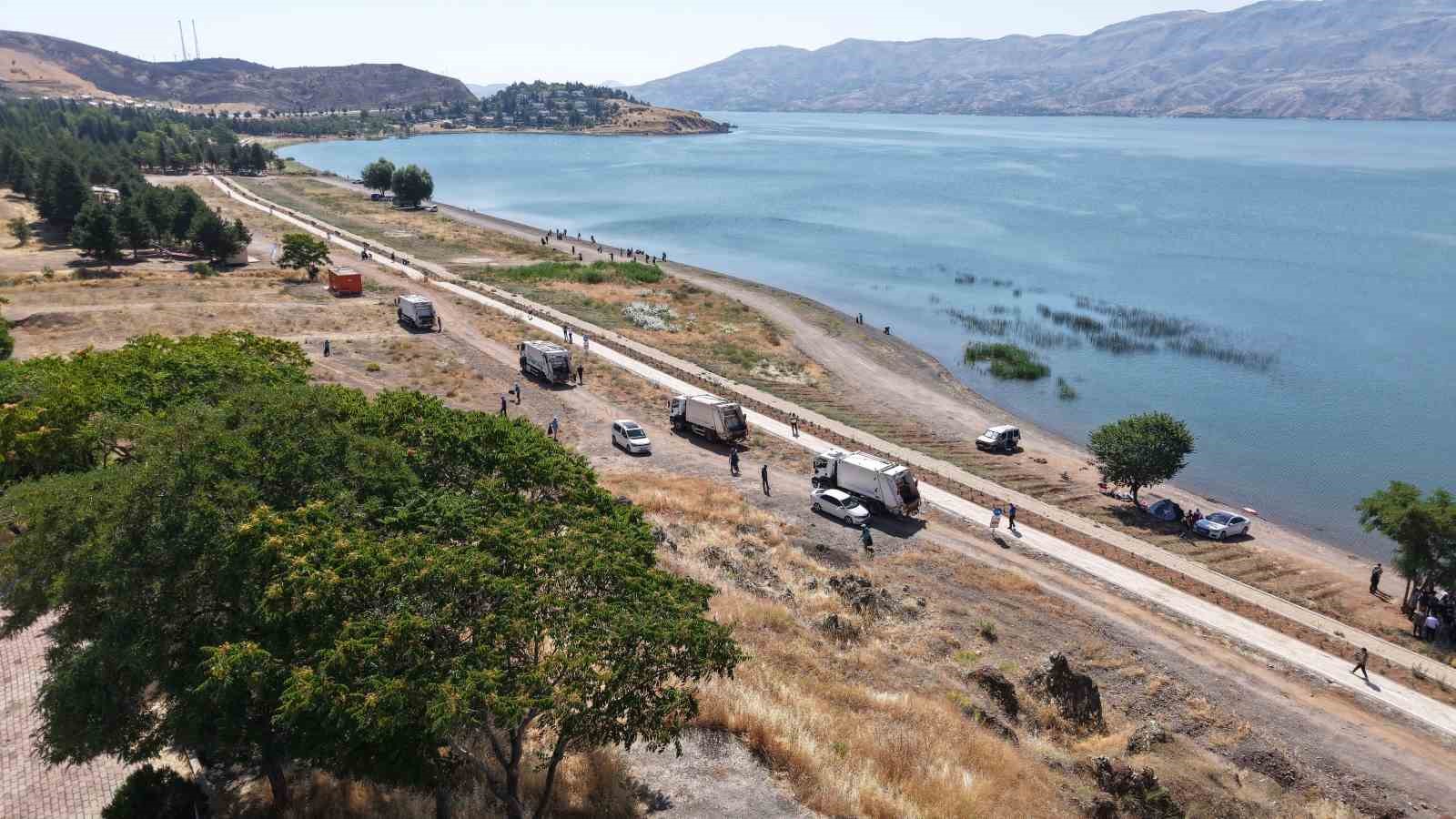 Elazığ Hazar Gölü çevresinde temizlik çalışması