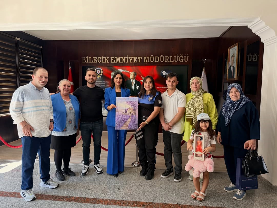 Polis çifte anlamlı veda
