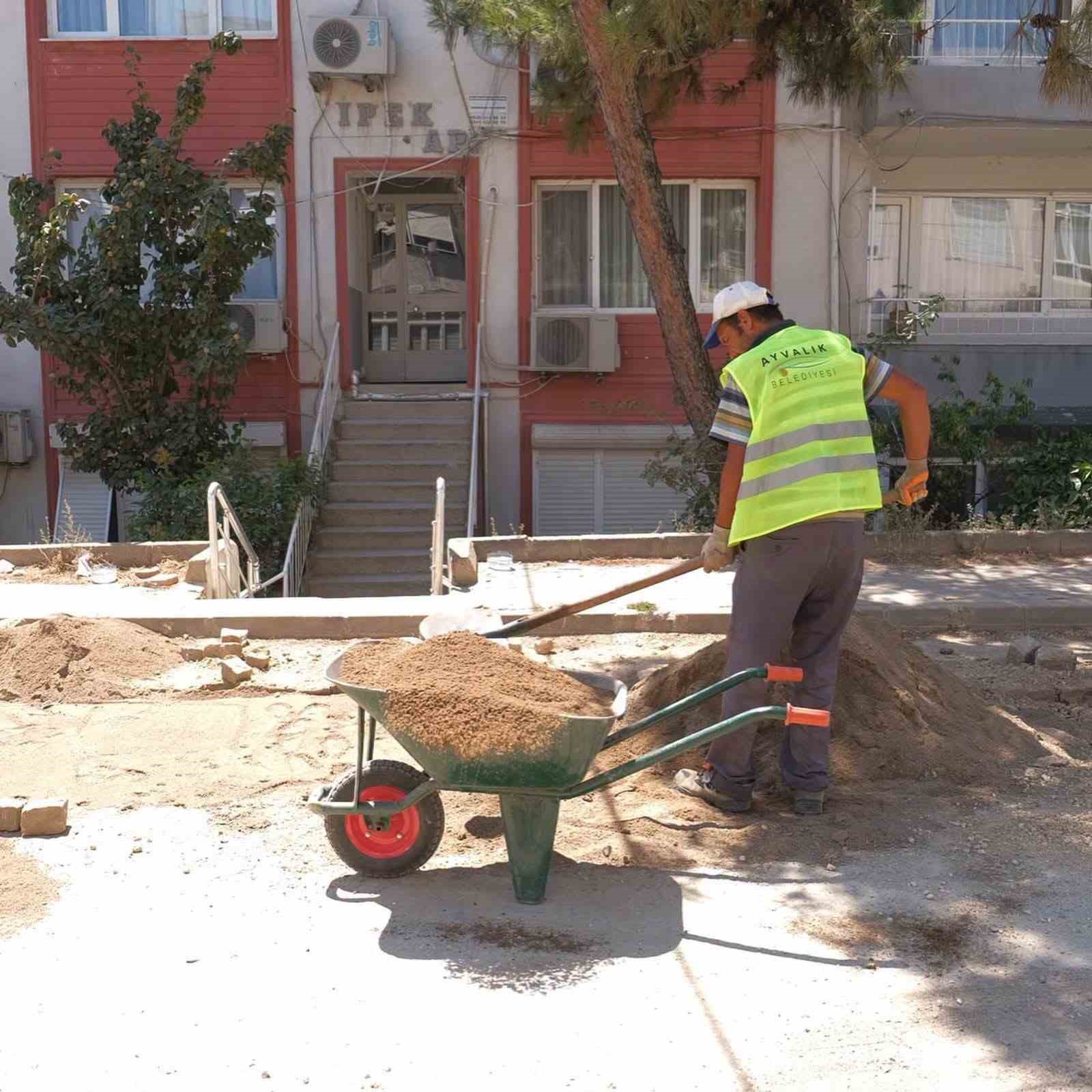 Ayvalık’ta yol bakım ve onarım çalışmaları aralıksız sürüyor