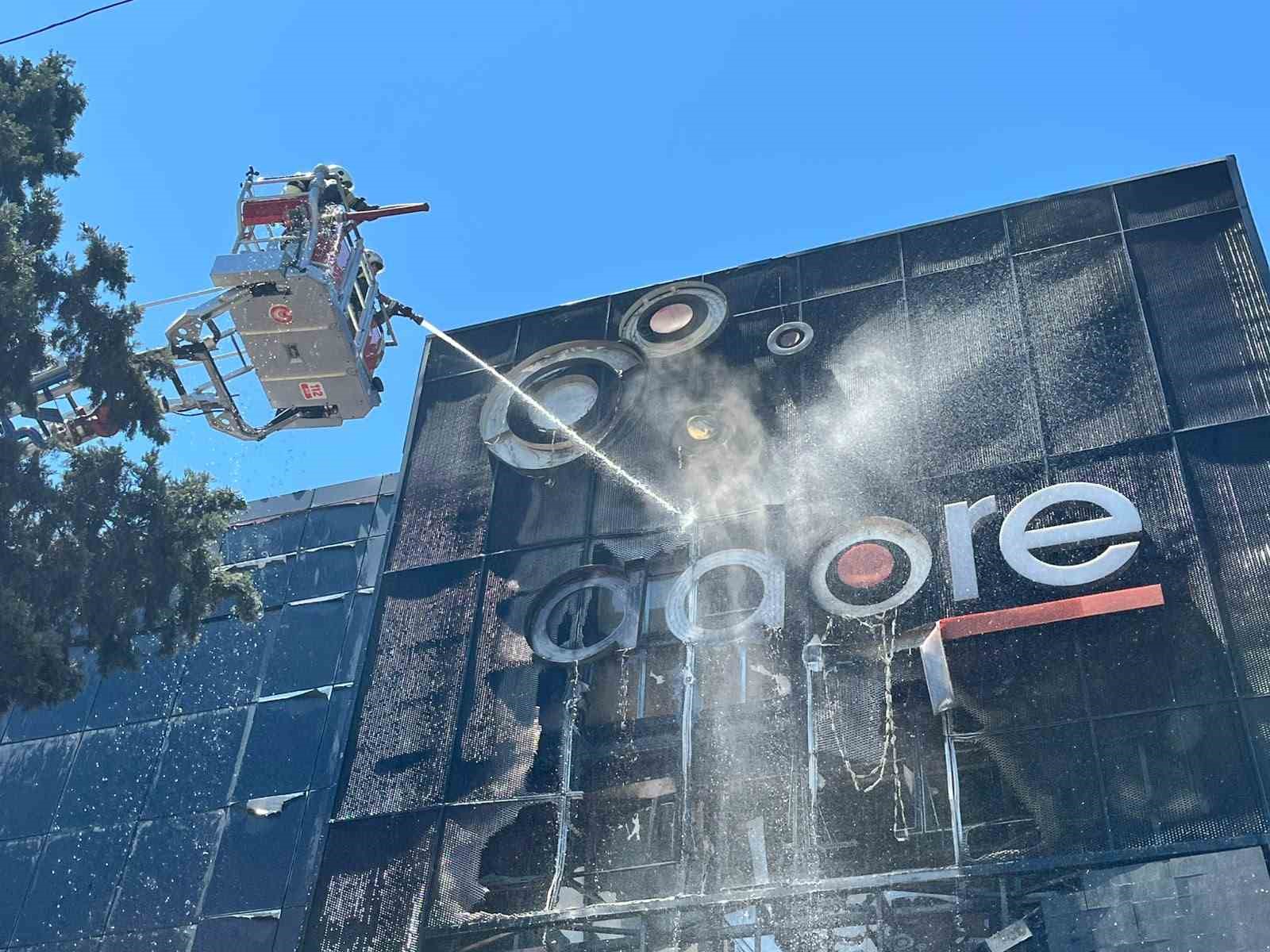 İzmir’de mobilya mağazasında yangın