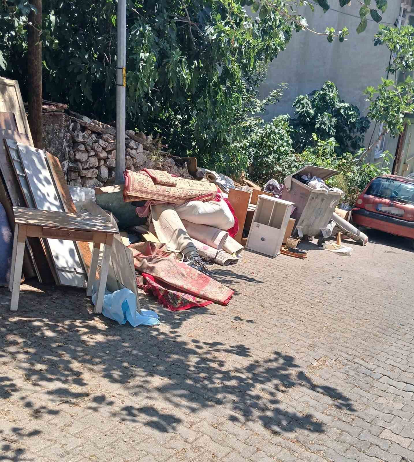 Çöpün kenarına ne buldularsa bıraktılar, mahalle sakinlerine muhtar isyan etti