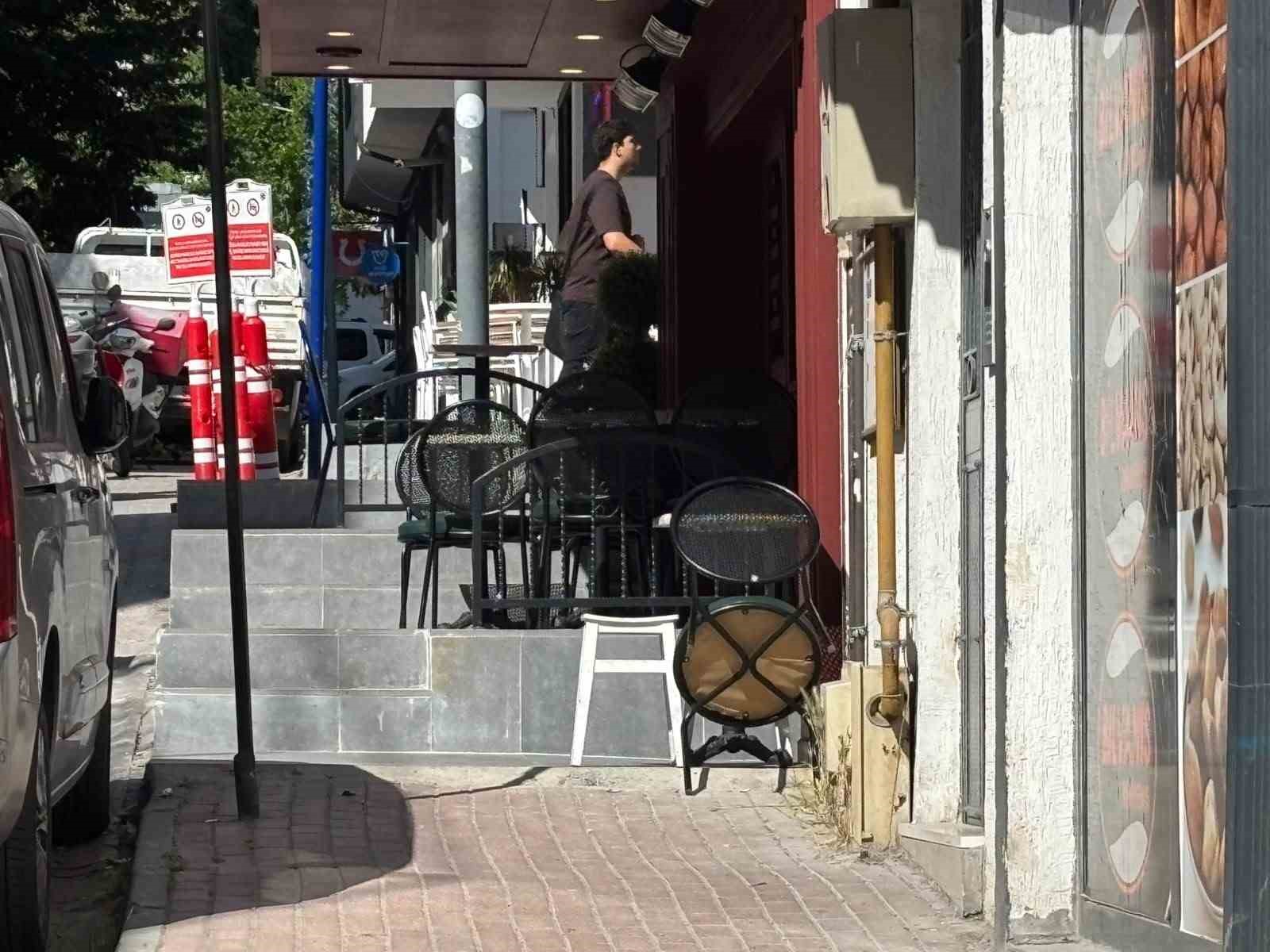 Yayalar kaldırımda yürüyememekten şikayetçi