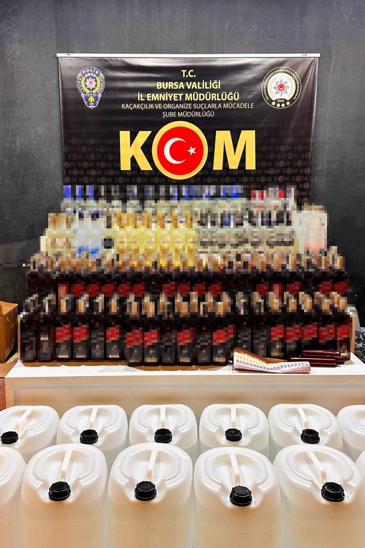 Bursa’da sahte içki operasyonu: 370 şişe sahte içki ve 600 litre etil alkol ele geçirildi