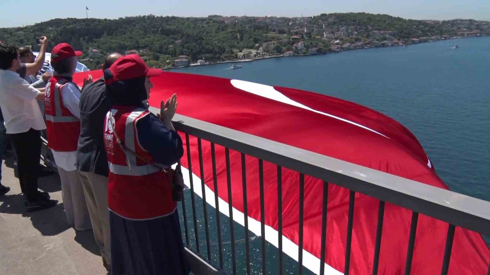 15 Temmuz’un 10’uncu yılında 15 Temmuz Şehitler Köprüsü’ne dev Türk bayrağı asıldı