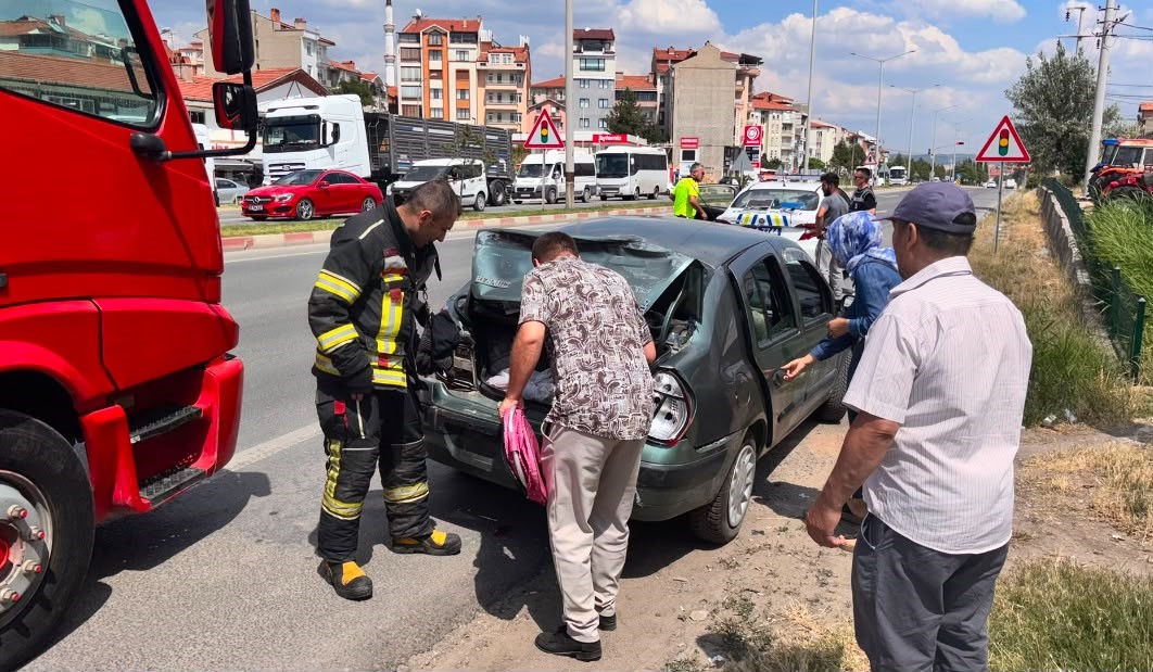 Kamyonun çarptığı otomobildeki 2 çocuk yaralandı