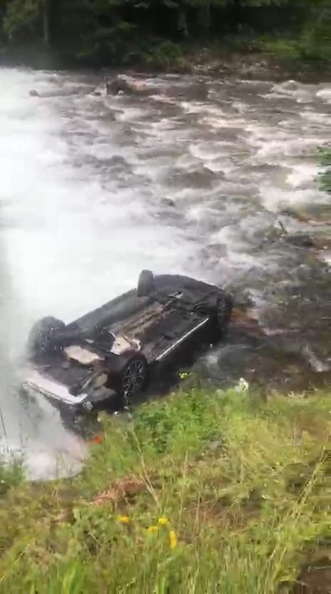 Uzungöl’de araç şelaleye uçtu: 1 yaralı