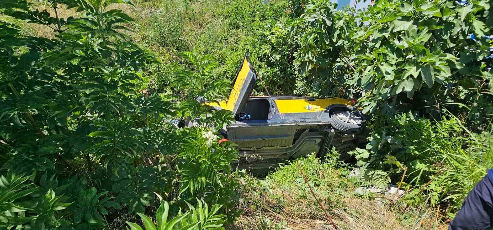 Sapanca’da otomobil ile taksi çarpıştı: Dereye yuvarlanan taksinin sürücüsü yaralandı