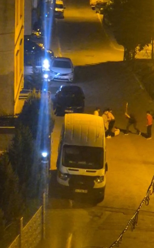 Pendik’te yabancı uyruklu şahıslar arasında kavga kamerada