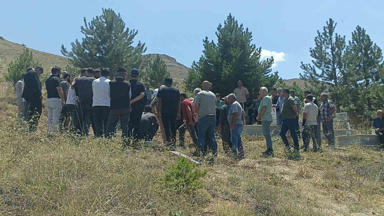 Hayatını kaybeden doğa fotoğrafçısı, memleketi Sivas’ta son yolculuğuna uğurlandı