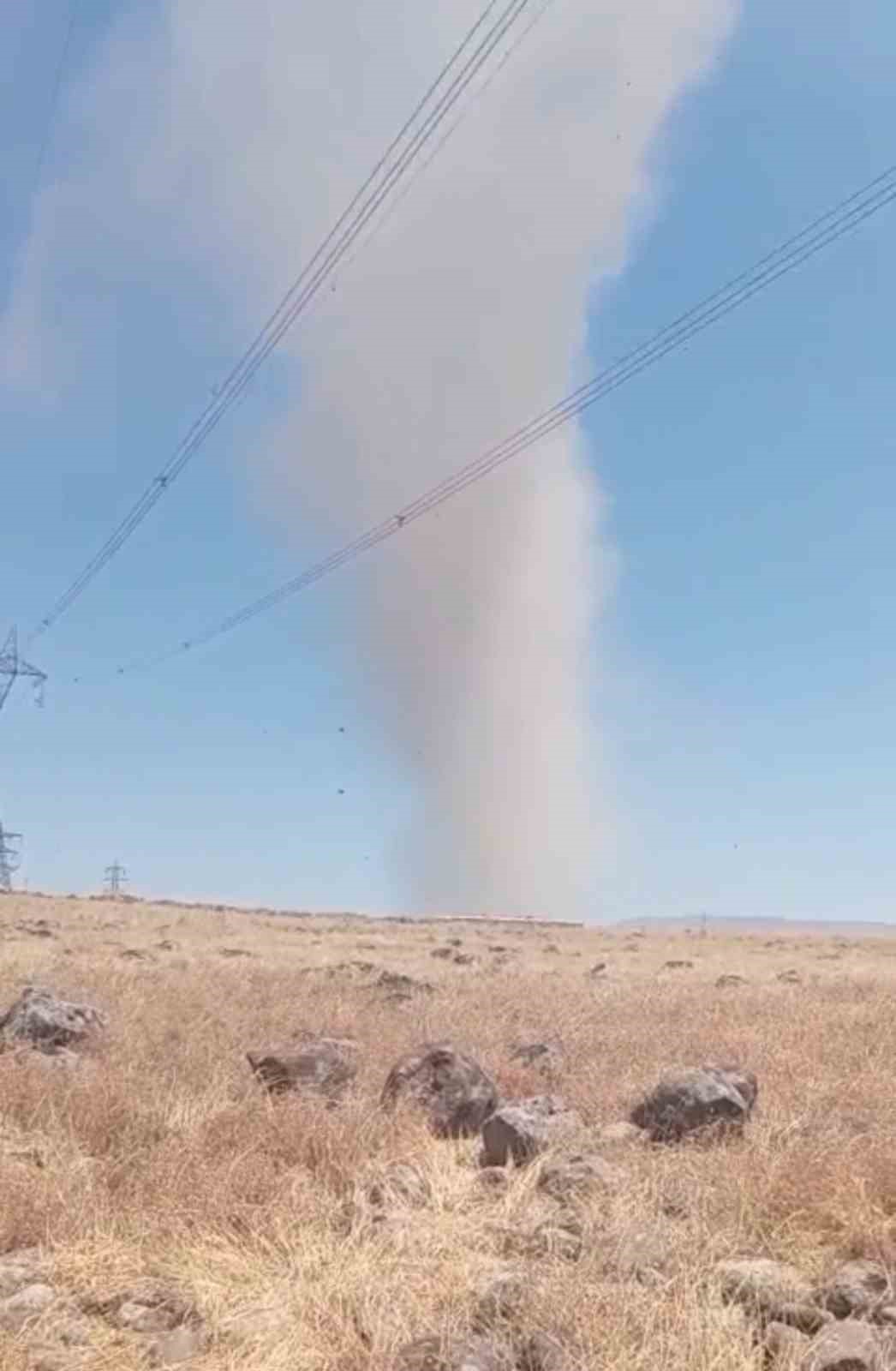 Elazığ’da korkutan hortum kamerada