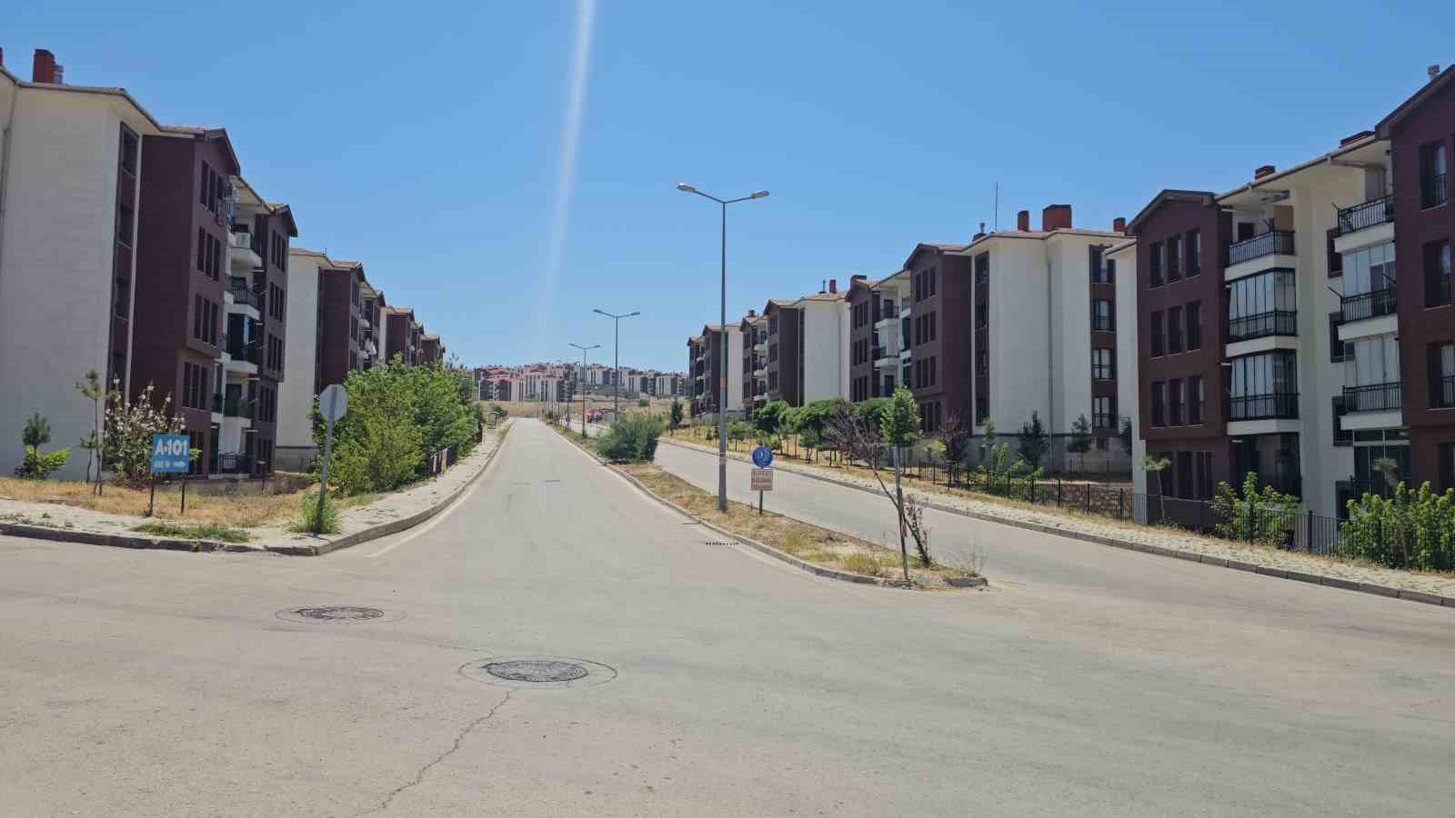 Elazığ’da kavurucu sıcaklar yolları boşalttı