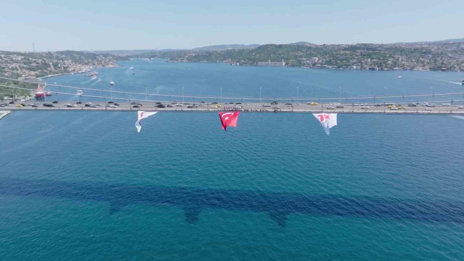 15 Temmuz Şehitler Köprüsü’ne asılan dev Türk bayrağı havadan görüntülendi