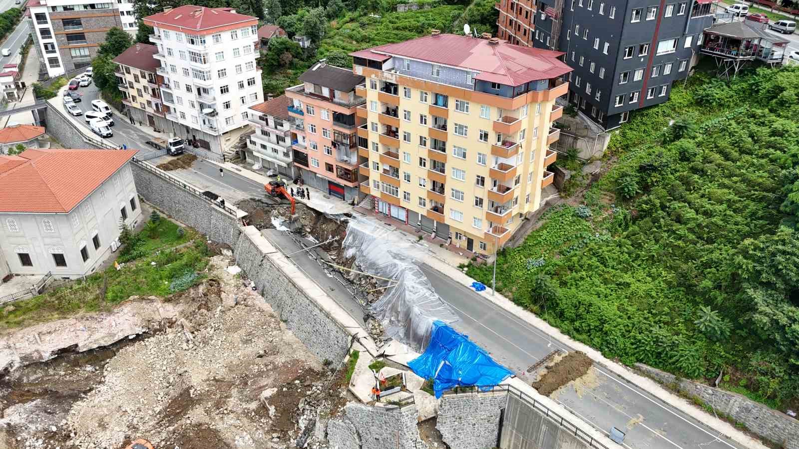 Rize’de çöken yolla ilgili tahliye edilen bina sakinleri "Biz uyarmıştık" dedi