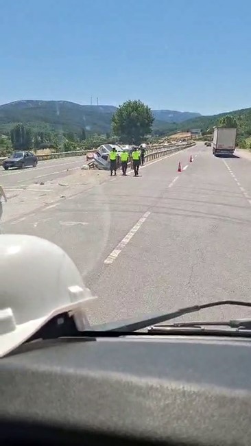 Orta refüje saplanan iki araç bariyerlerin arasında sıkıştı