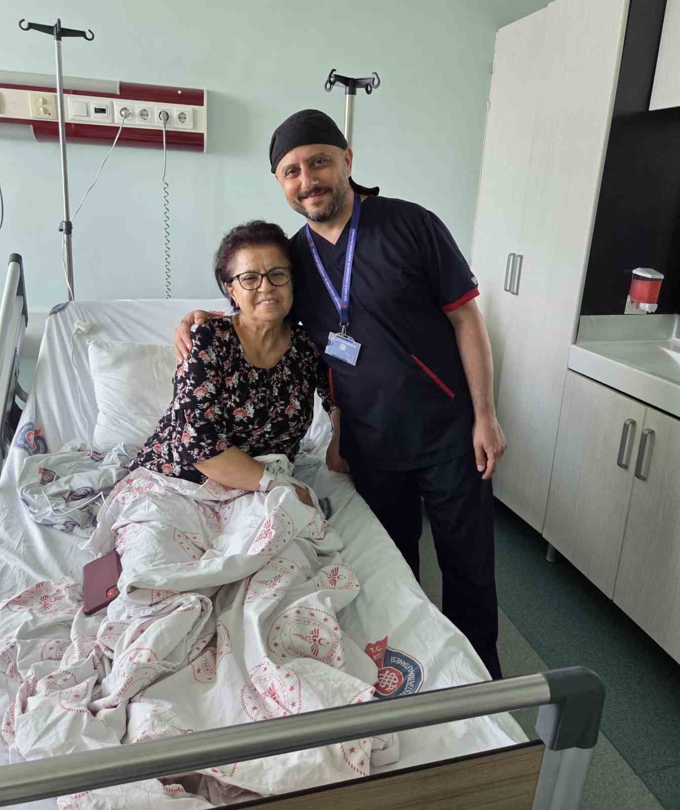 Öğrencisi profesör oldu, 29 yıl sonra öğretmenini ameliyat ederek sağlığına kavuşturdu