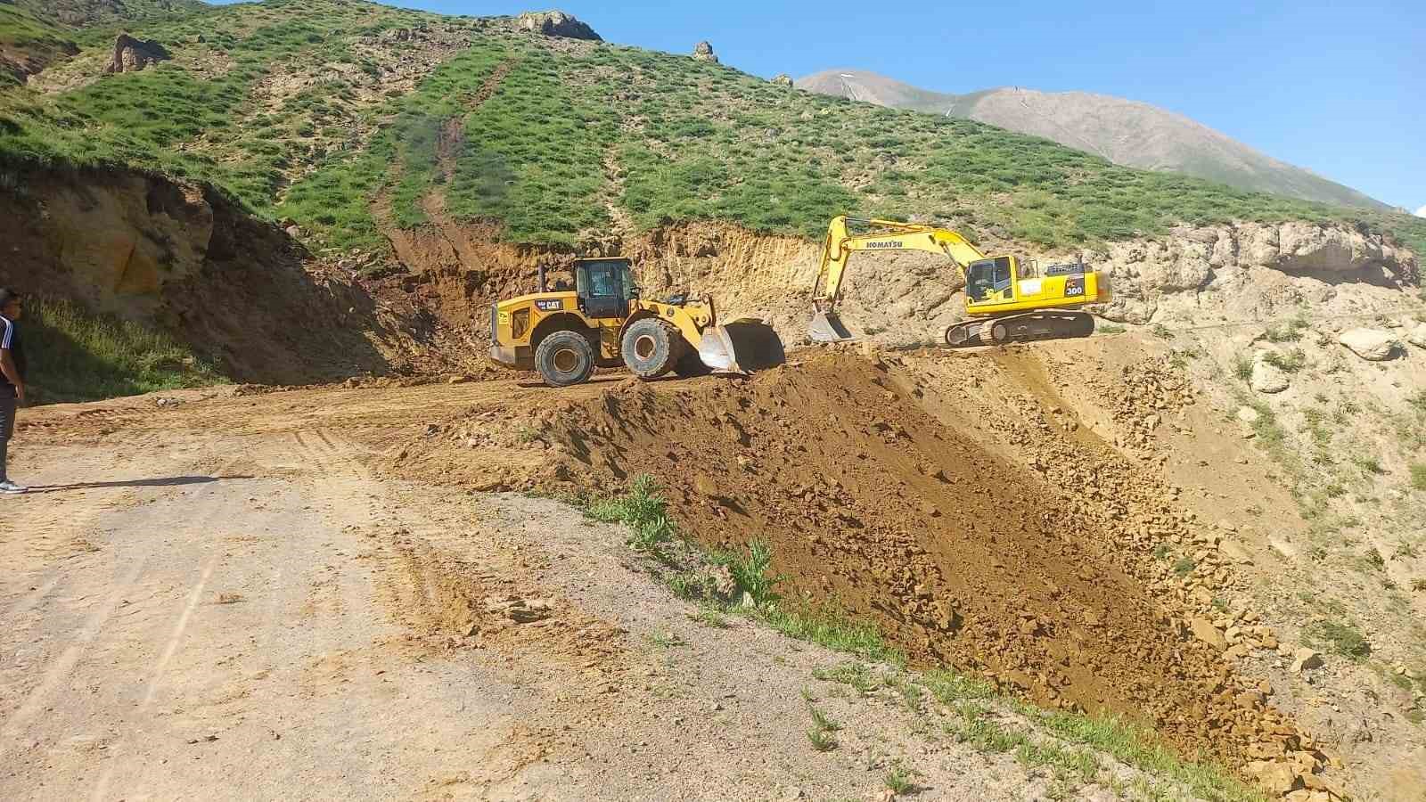 Ağrı’da köy yollarında bakım ve altyapı çalışmaları sürüyor