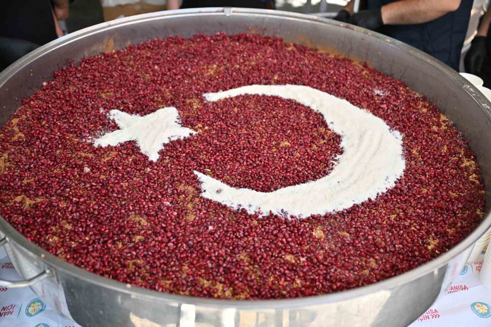 Manisa Büyükşehir’den Alaybey ve Laleli pazarlarında aşure ikramı