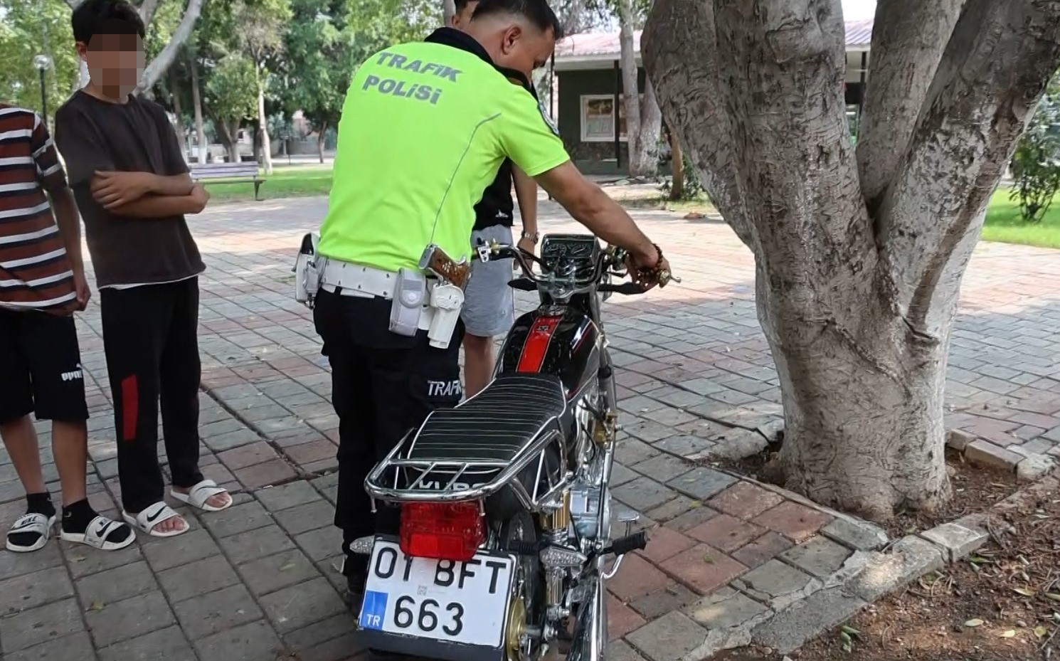 Kırmızı ışıkta geçen ehliyetsiz motosiklet sürücüsüne 85 bin TL para cezası