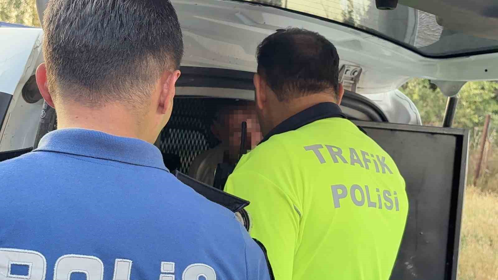 Uygulamada kimlik kontrolü yapılan çocuğun babası ekiplere mukavemet gösterdi