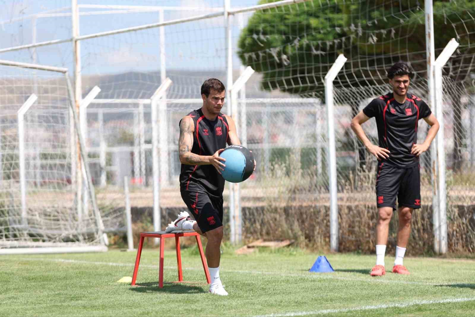 Sivasspor, çift idmanla yeni sezona hazırlanıyor