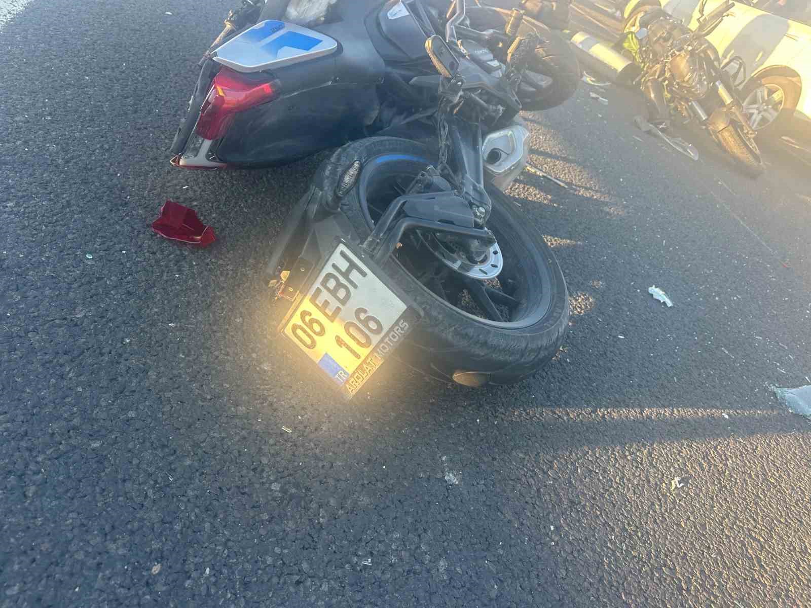 Ankara-Eskişehir yolunda iki motosiklet aynı istikametteki otomobile çarptı: 2 yaralı