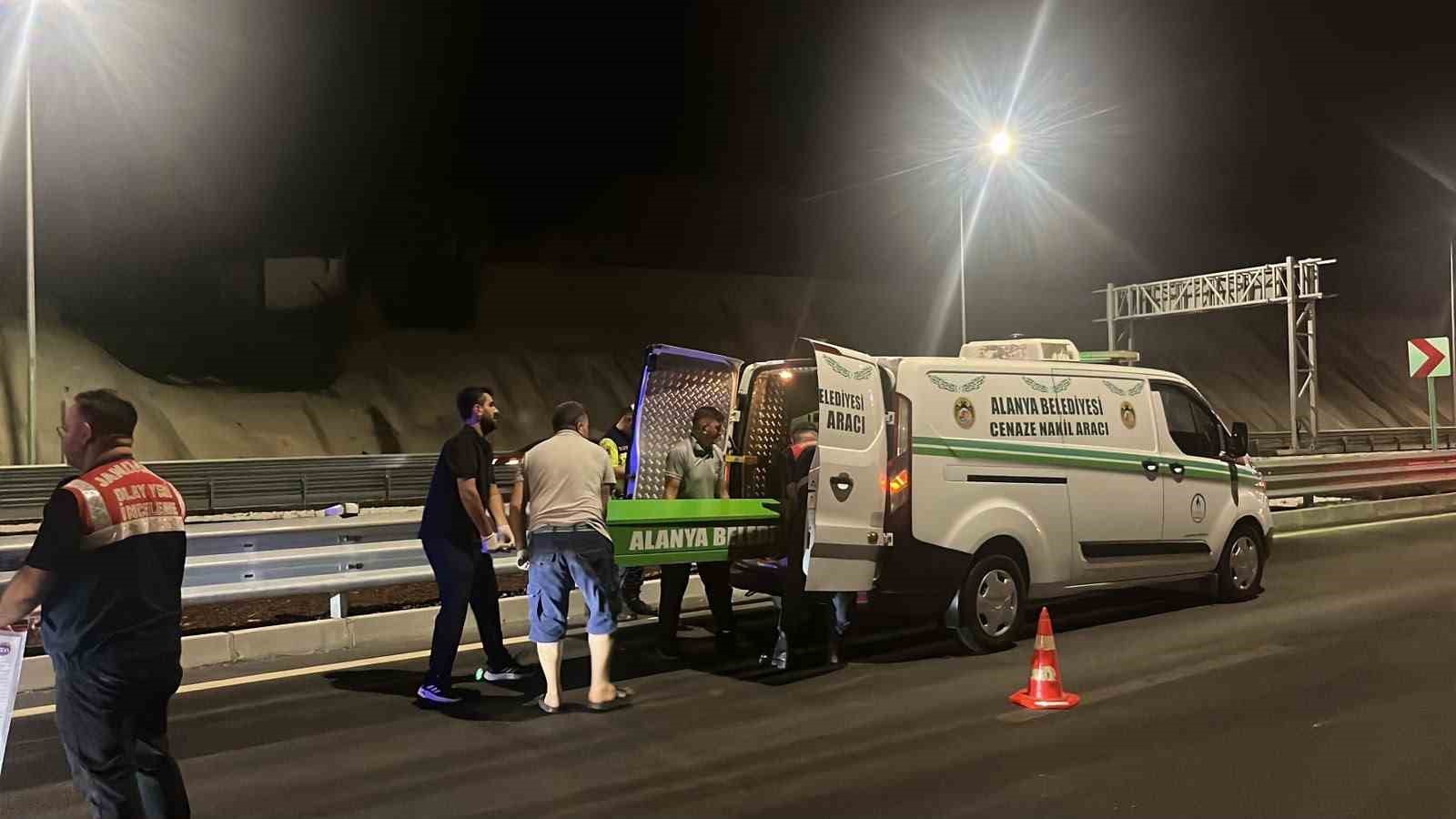 Alanya’da motosiklet bariyerlere çarptı, sürücü hayatını kaybetti
