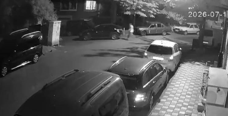 Gaziosmanpaşa’da kayan otomobil doğal gaz kutusuna çarptı, tüm bina tahliye edildi