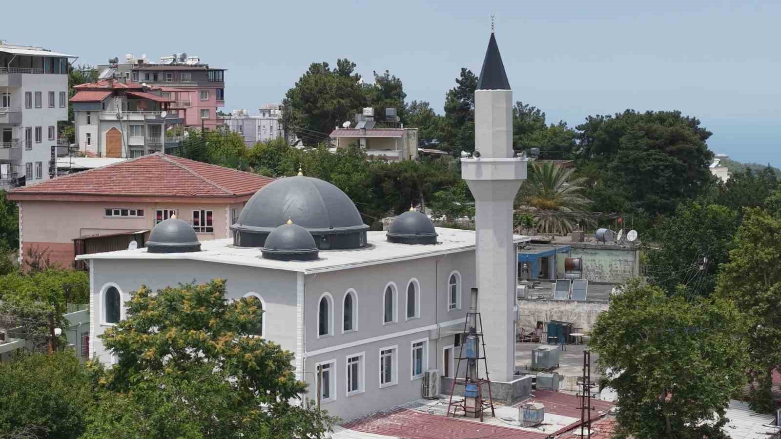 Depremin ardından inşa edilen 131. cami dualarla ibadete açıldı