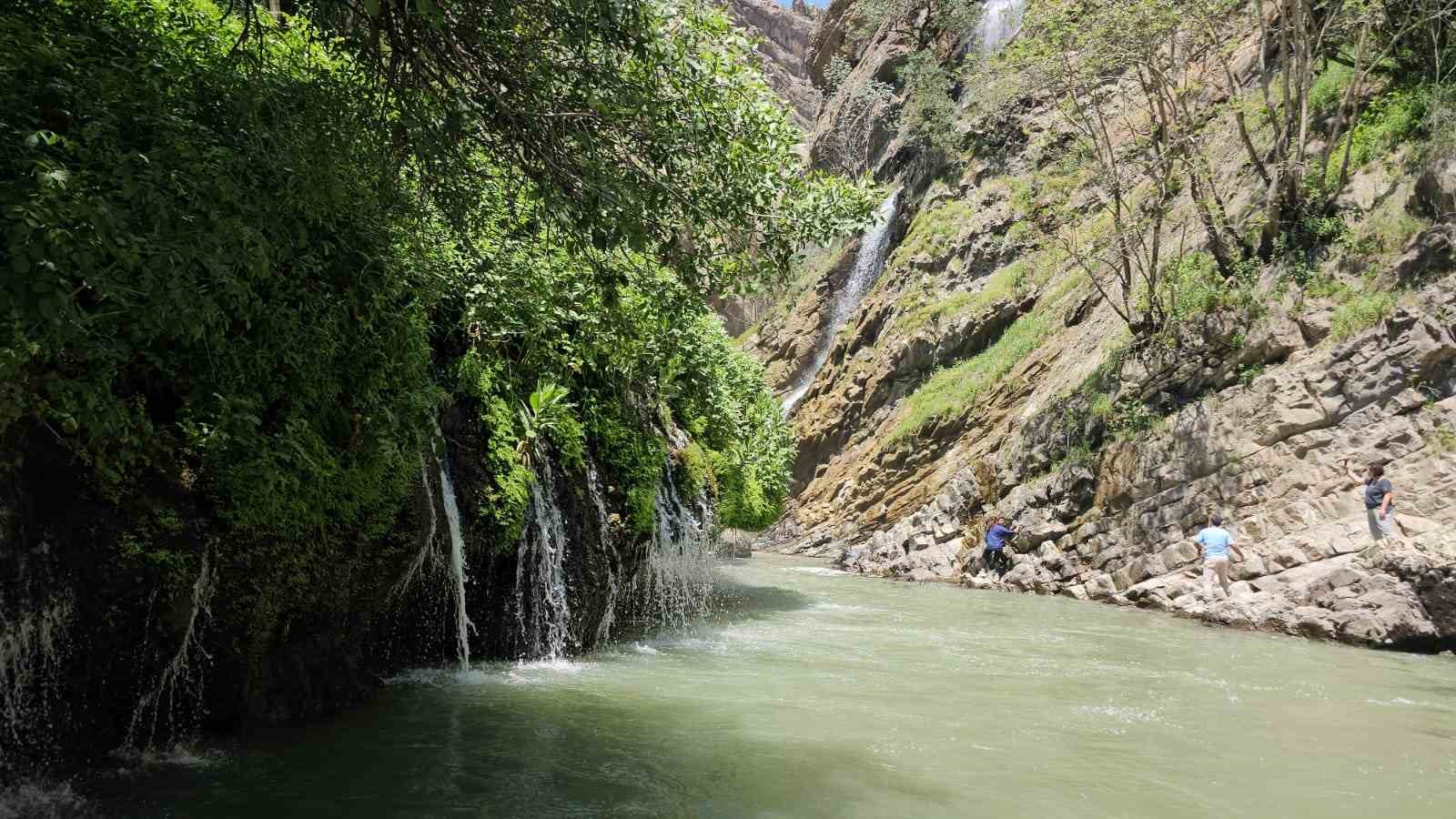 Sıcakların artmasıyla Hakkari Kaval Şelalesi’nde yoğunluk yaşanıyor