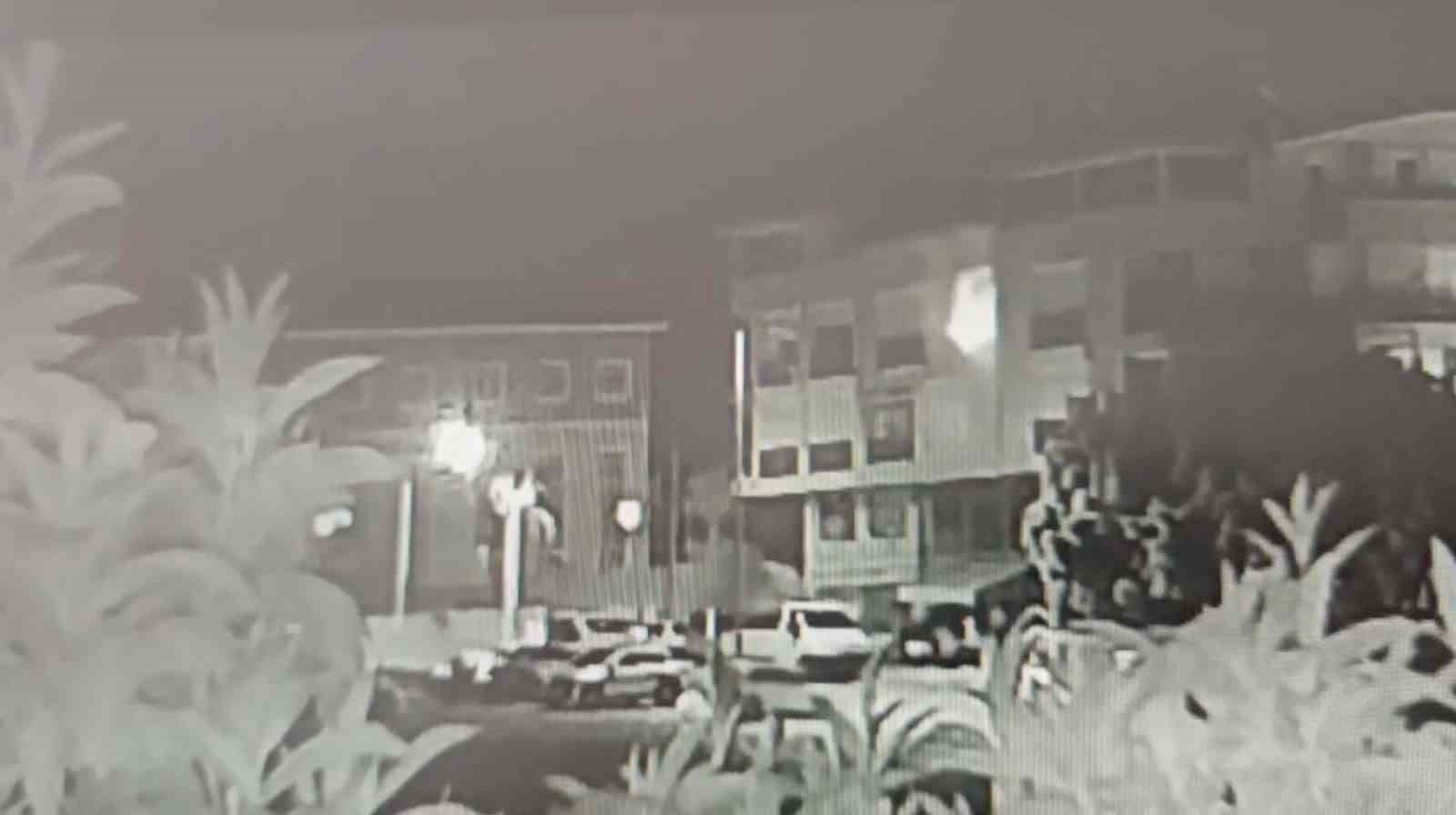 Balkonda oynayan çocuğun ateşle oyunu alt kattaki döşeme atölyesini küle çevirdi