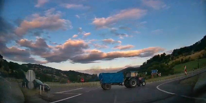 Önüne çıkan traktöre çarpmaktan kılpayı kurtuldu: O anlar kamerada