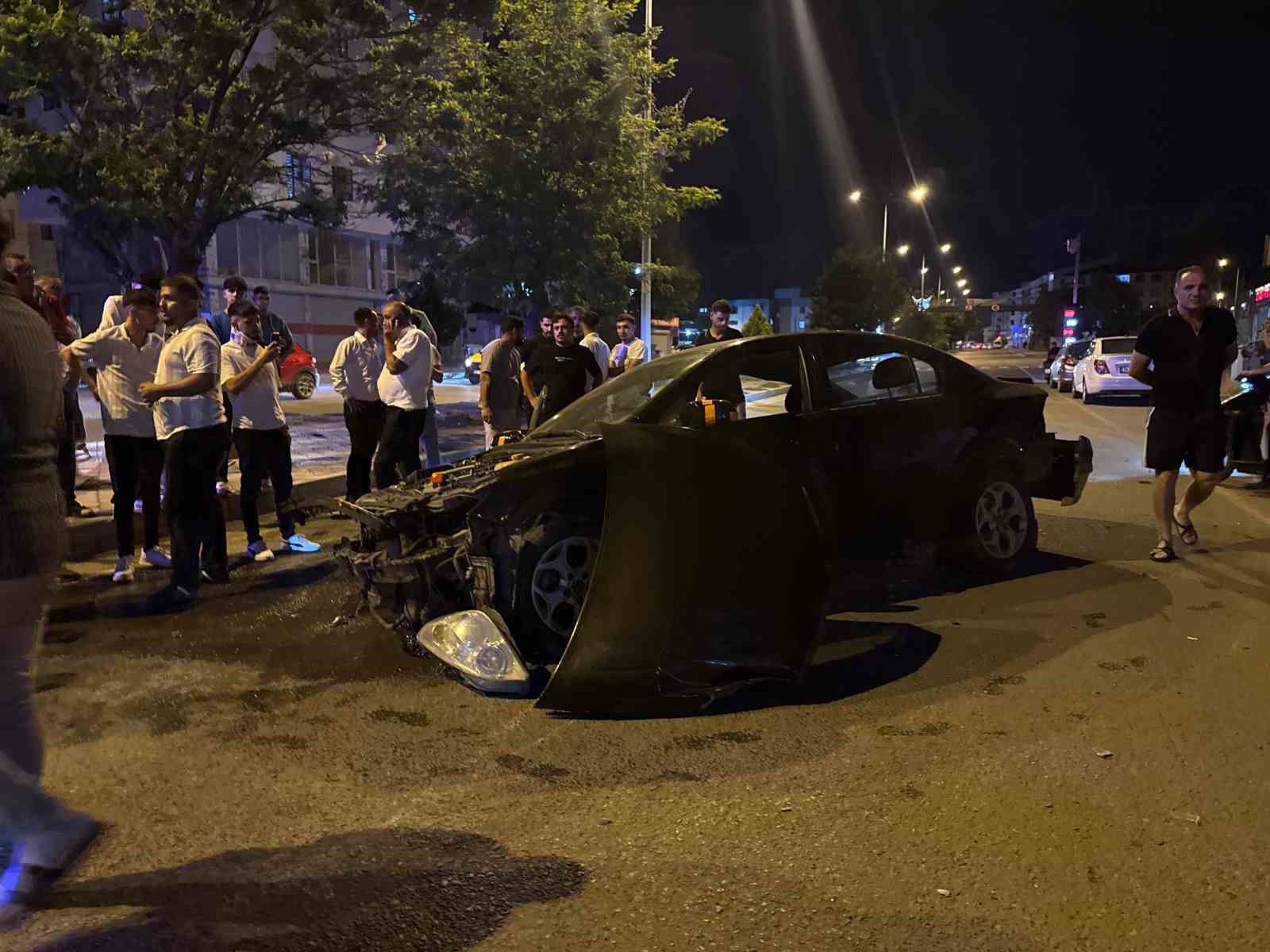 Iğdır’da otomobil aydınlatma direğine çarptı: 3 kişi yaralandı
