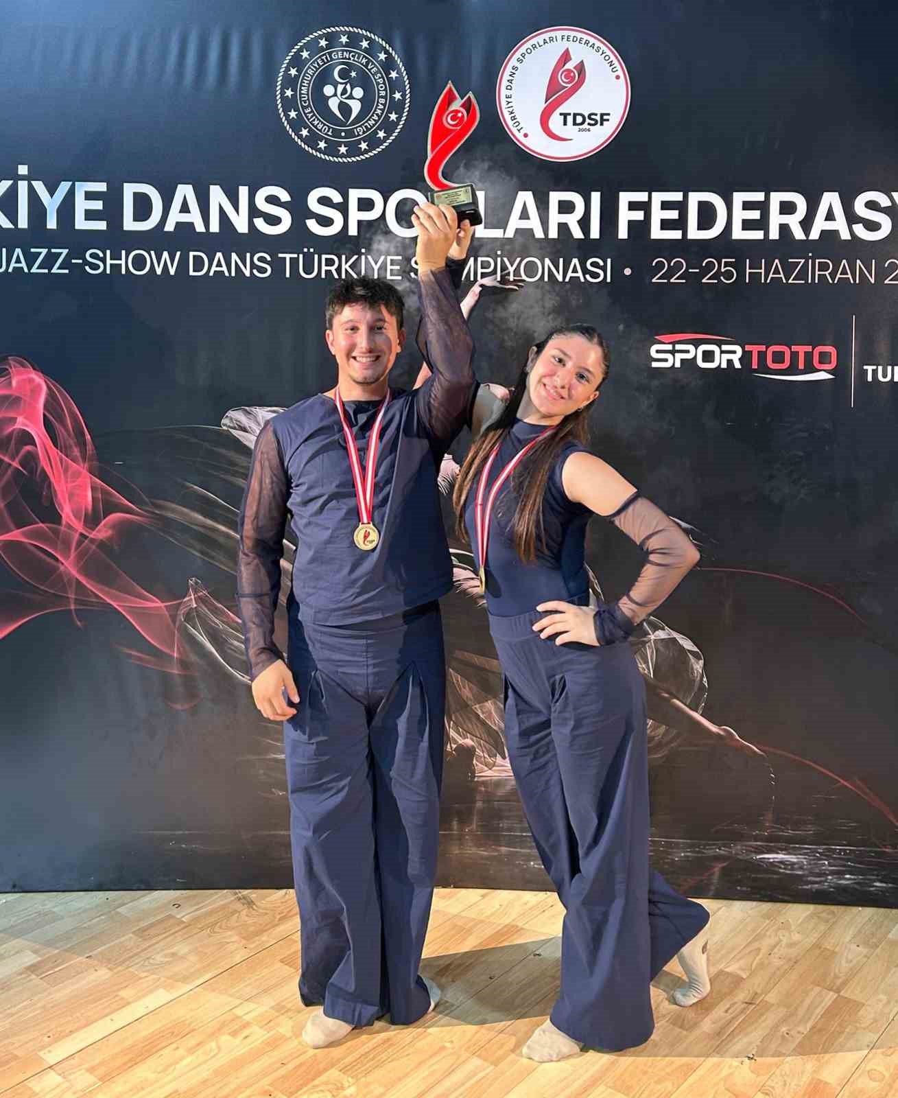 Bir yanında koyun sürüsü, diğer yanında dans pisti