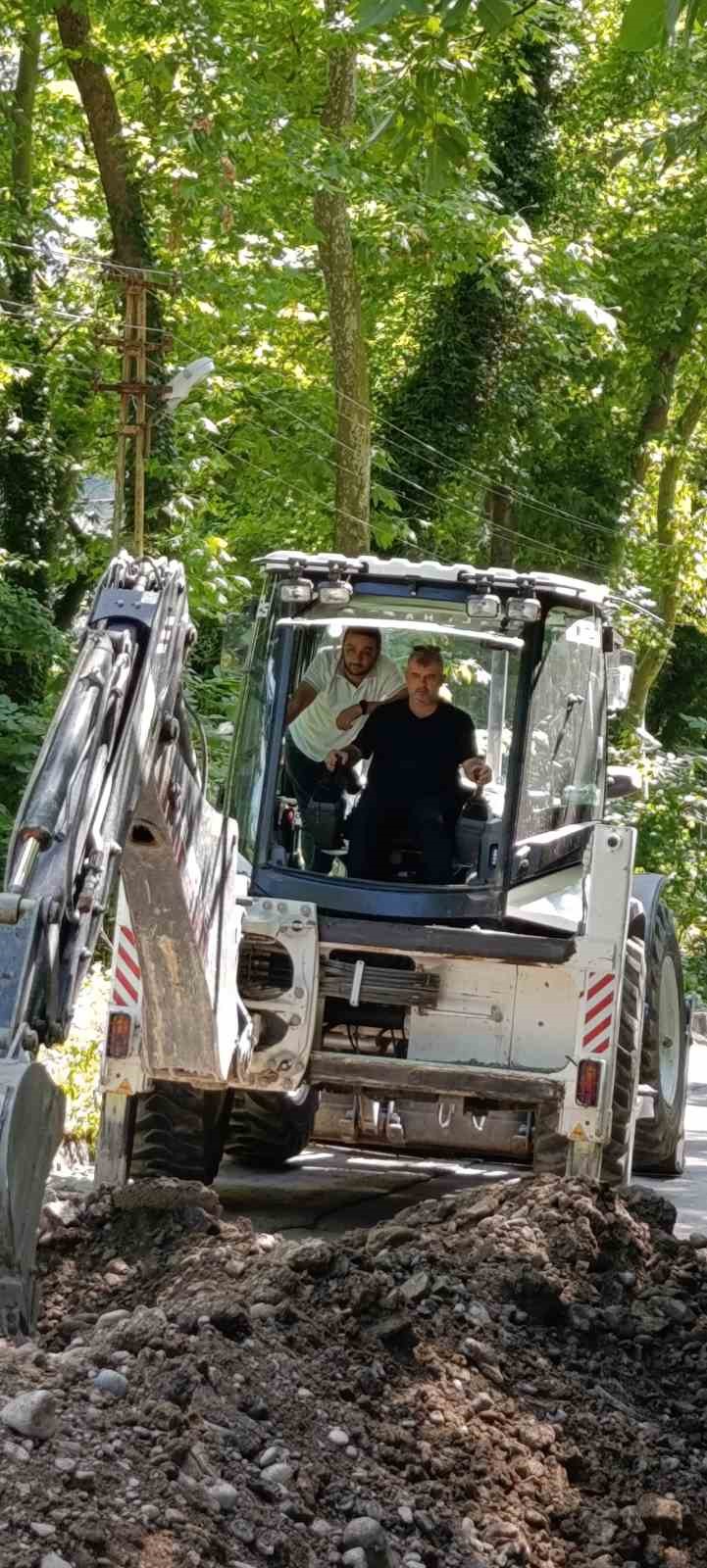 Başkan makamı bıraktı, kepçe koltuğuna geçti