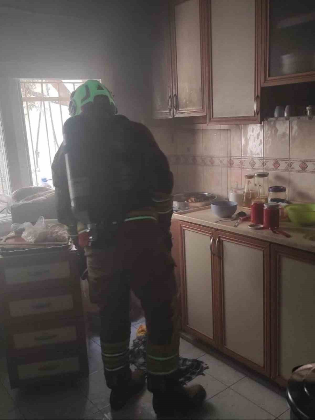 İskenderun’da ocakta unutulan yemek yangına neden oldu