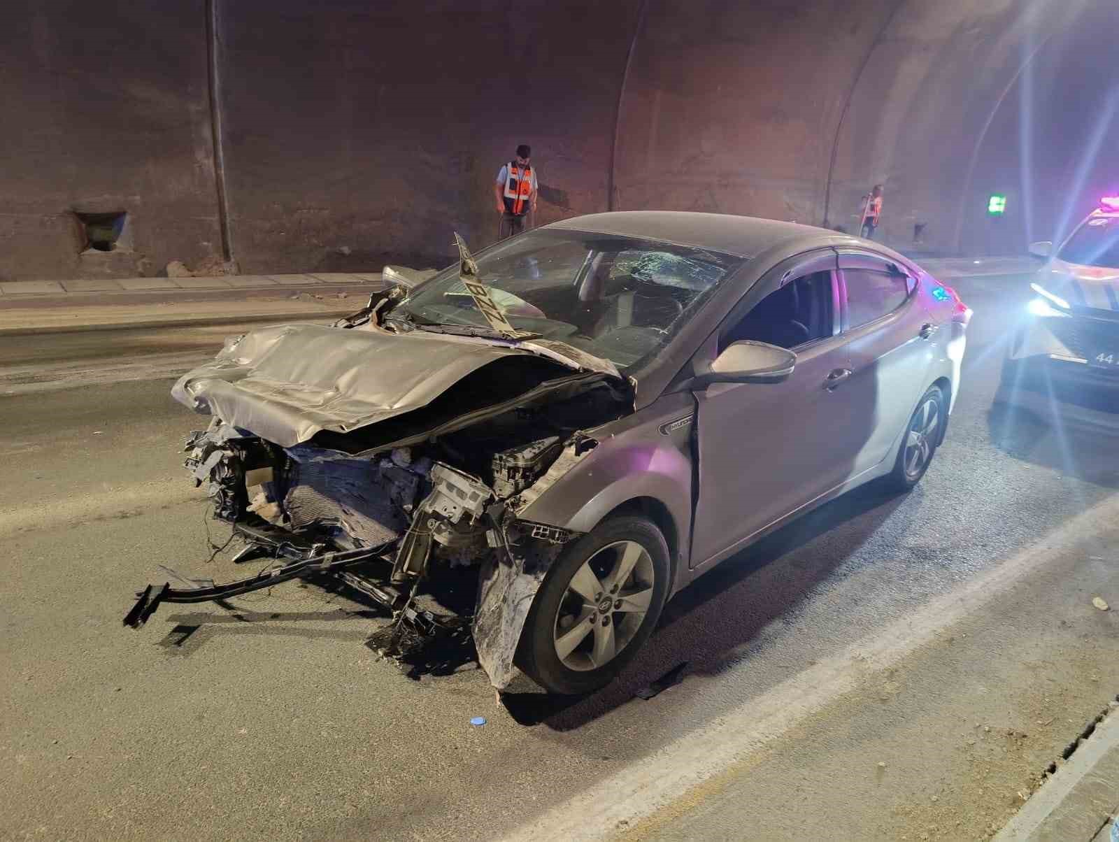 Erkenek Tüneli’nde otomobil kamyona arkadan çarptı: 1 yaralı
