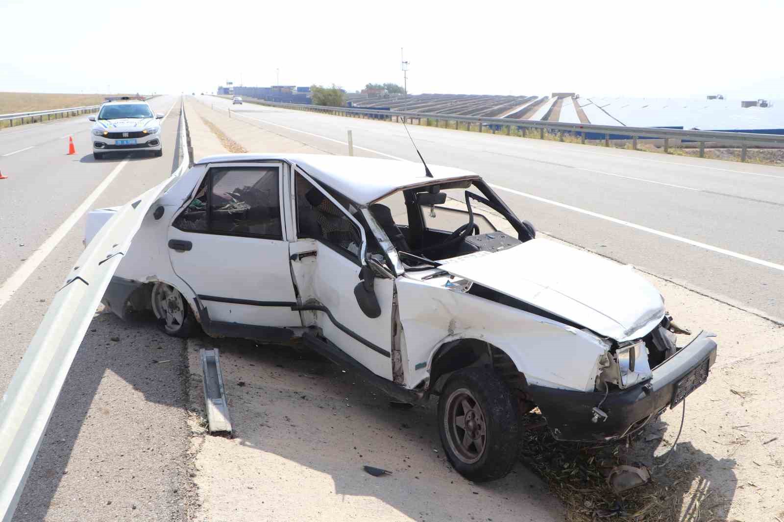 Bariyerlere çarpan otomobil iki büklüm oldu: 1 yaralı