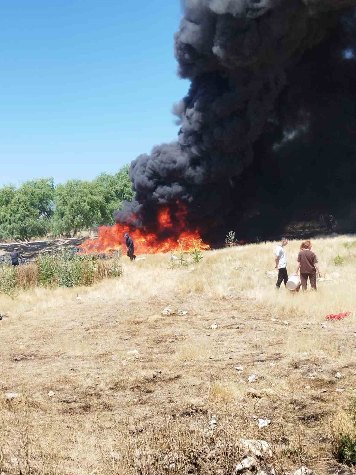 Eskişehir’de sigara izmaritinin neden olduğu yangını köylüler büyümeden söndürdü